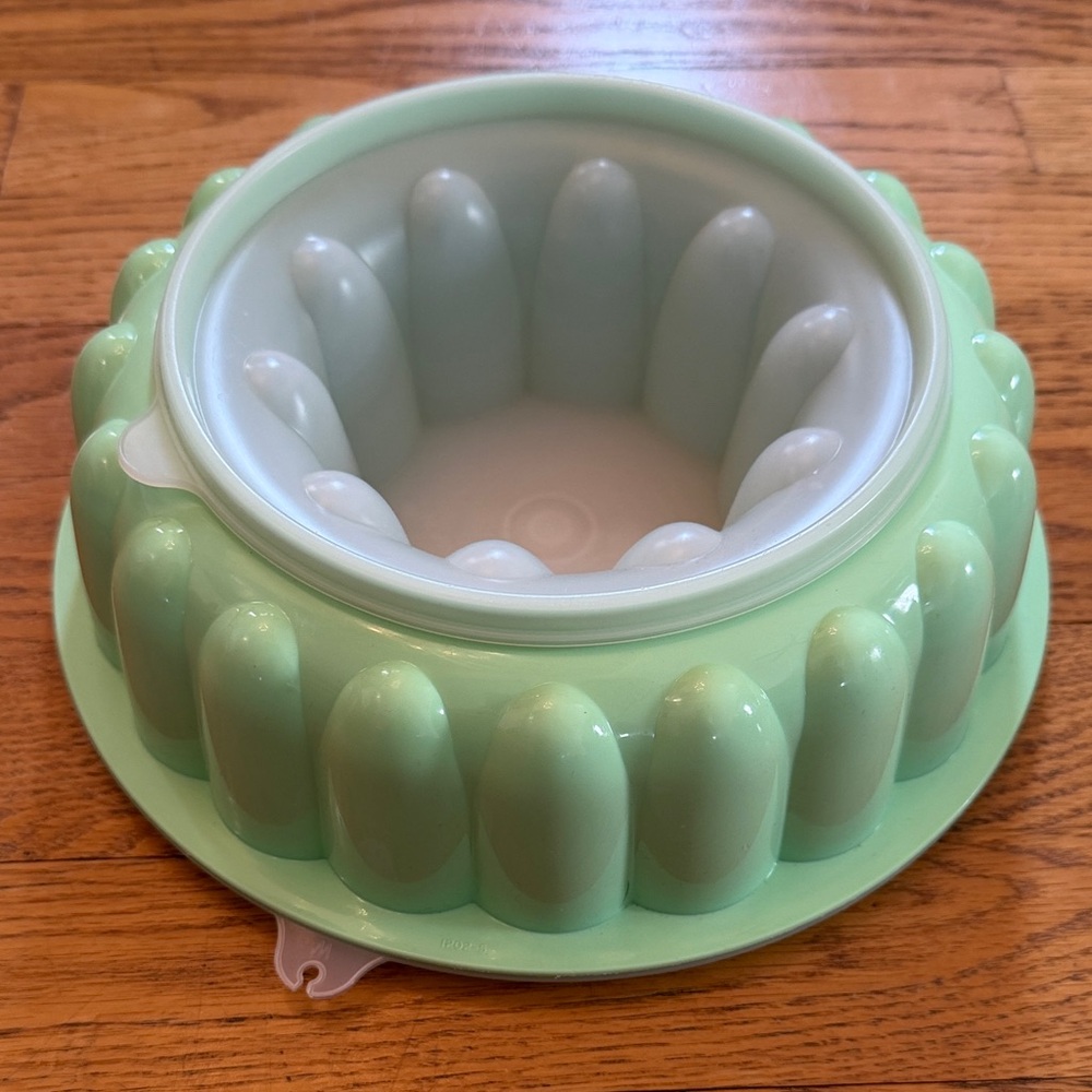 Tupperware Green Mold/Jello Ring in Mint Green Like New